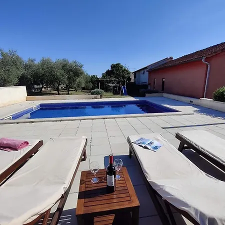 Sabina Mit Zwei Und Pool Pula