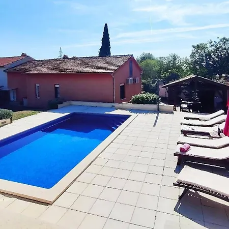 Sabina Mit Zwei Und Pool