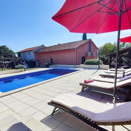 Sabina Mit Zwei Und Pool