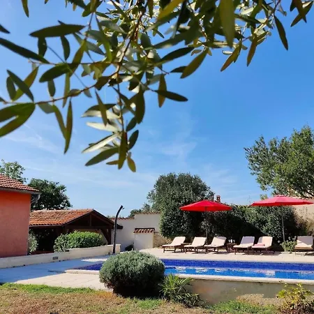 Ferienhaus Sabina Mit Zwei Und Pool Pula
